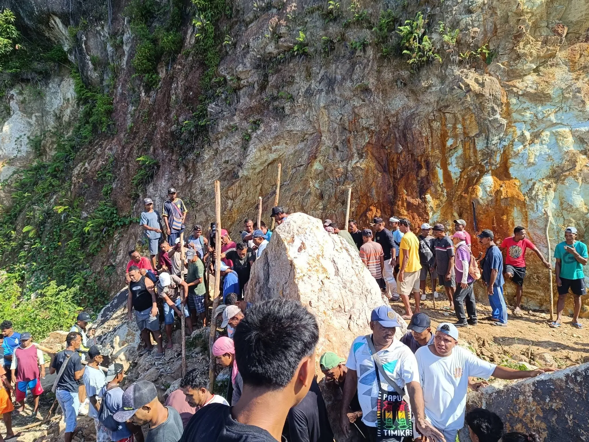 Warga Negeri Oma dan Wassu bergotong royong di jalan pesisir Pulau Haruku