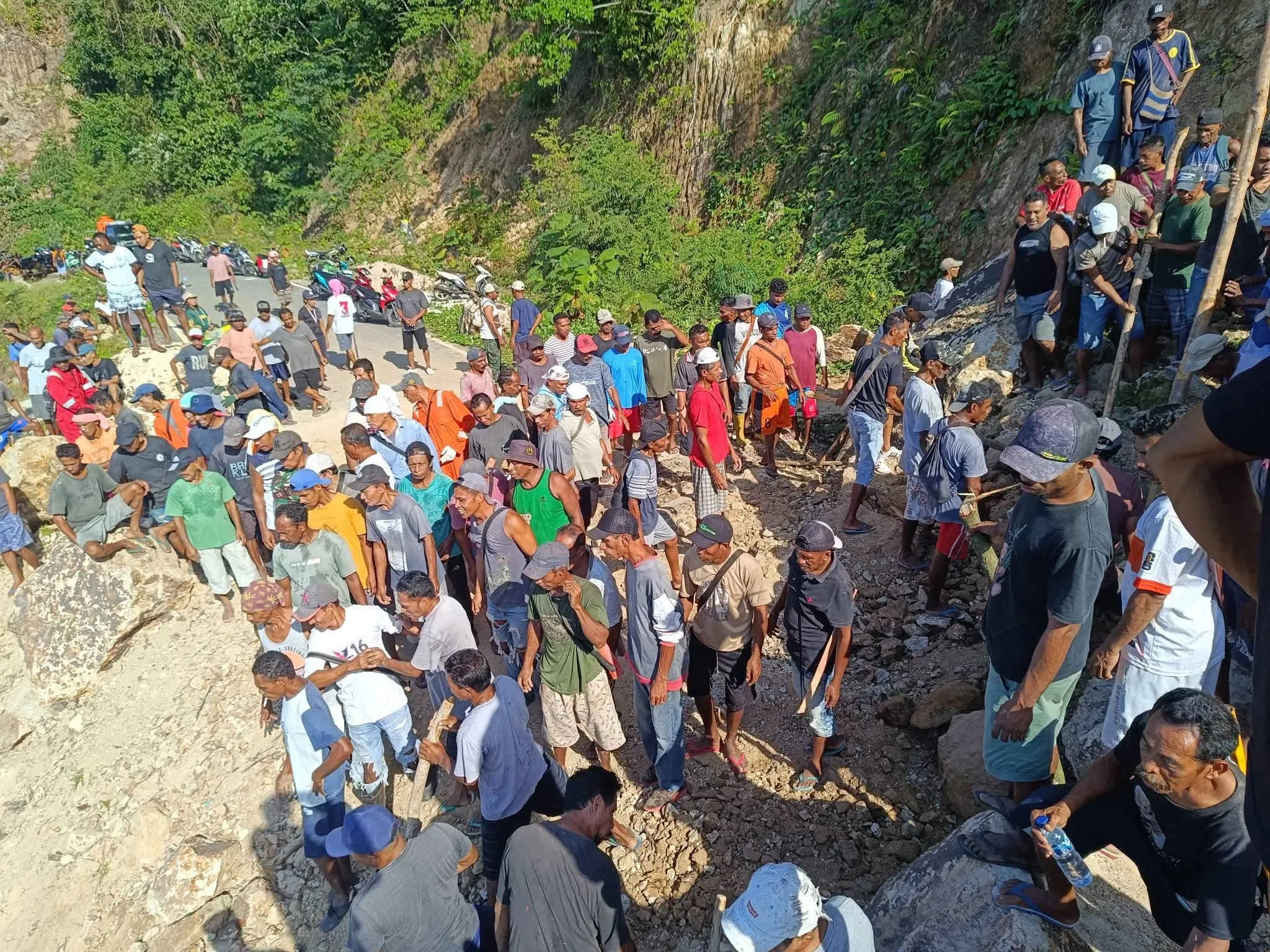 Warga Oma dan Wassu memenuhi lokasi kegiatan gotong royong